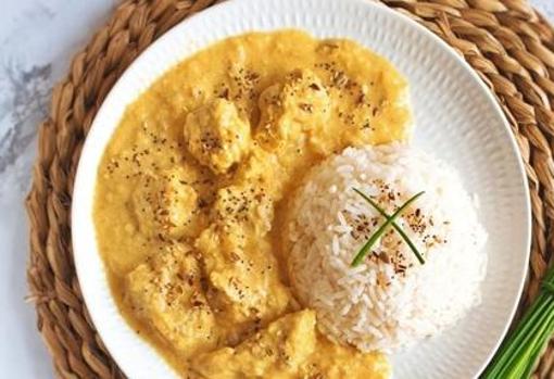 Pollo al curry con coco y piña.