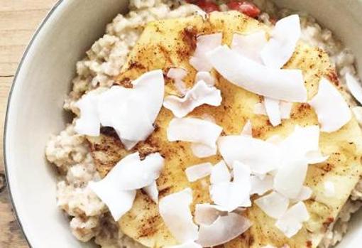 Porridge de avena y piña.