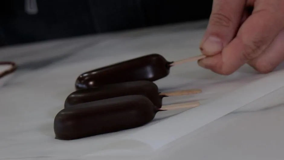 Polos de chocolate en dos minutos con la receta fácil del Chef Bosquet