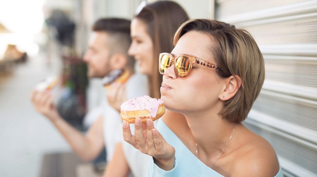 Los alimentos con azúcar y harinas refinadas producen rápidas sensación de hambre al poco tiempo de haberlos tomado.