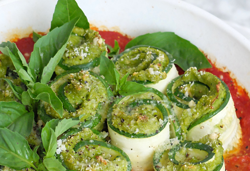 Rollitos de calabacín rellenos de guisantes y anacardos.