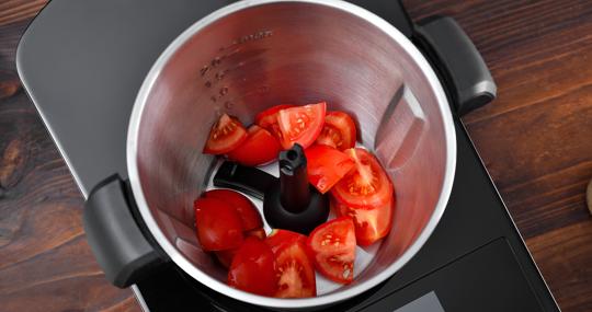 Zumo de tomate en el robot multicooker touch de Masterpro.