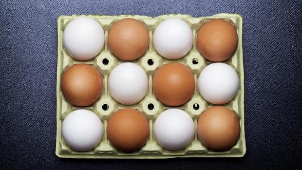 ¿Son más sanos los huevos blancos que los morenos?