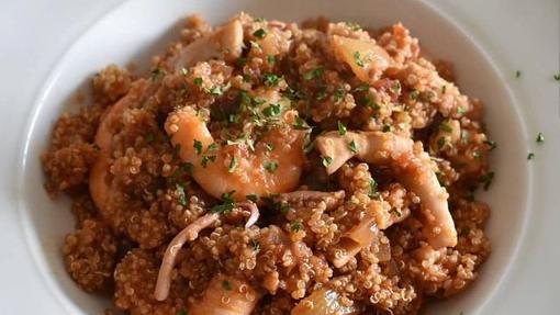 Quinoa con calamares y langostinos.