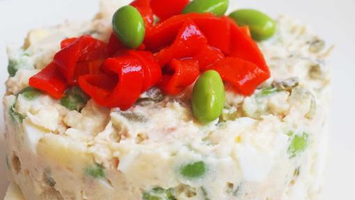 Ensaladilla con huevo.
