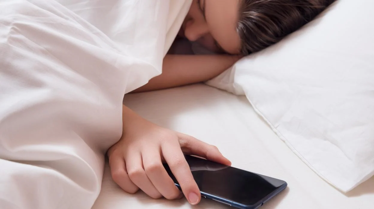Por qué no debes tener el teléfono móvil en tu mesilla cuando duermes.