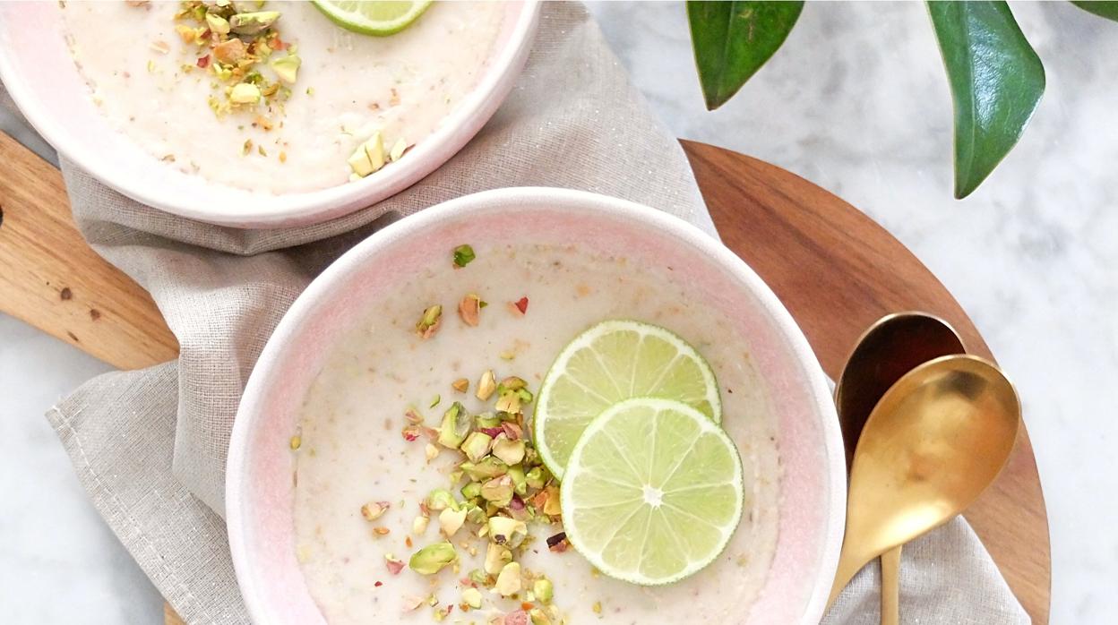 Postre con lima, pistacho y coco.