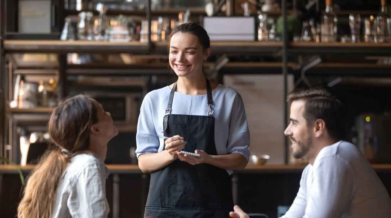 Por qué hay personas a las que les da vergüenza pedir en un bar