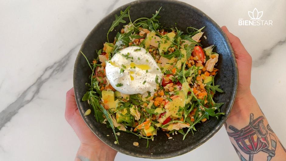 Ensalada multicolor con lentejas y burrata: la receta para sorprender en la cena