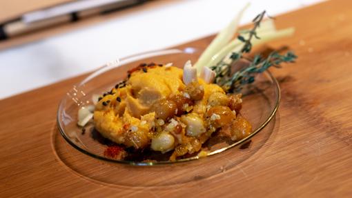 Hummus de boniato y crema de cacahuete con crudités.