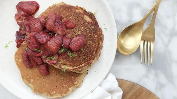 Las esponjosas tortitas perfectas para los amantes de los fresones