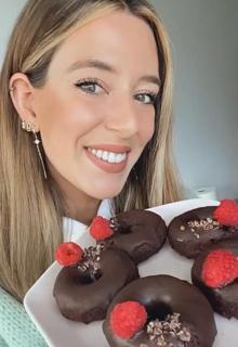 Carlota Fernández, mostrando uno de sus dulces saludables.