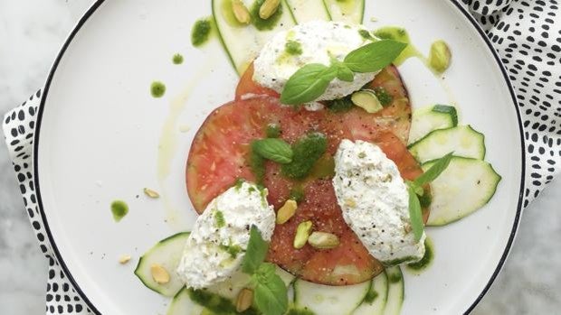 Carpaccio de calabacín y tomate: el plato ligero que se prepara en 10 minutos