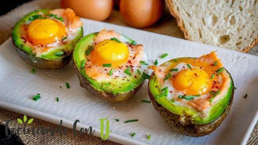 Aguacates rellenos de salmón y huevos de codorniz.