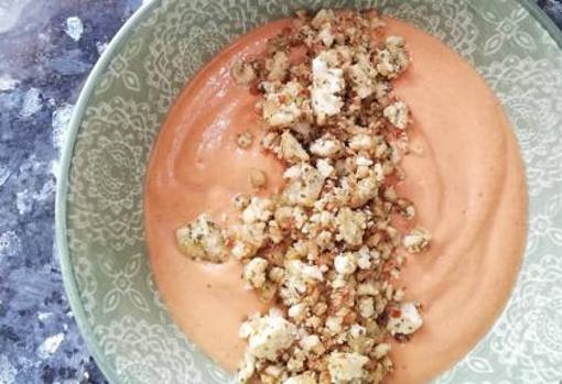 Gazpacho de melocotón con crujiente de tofu.