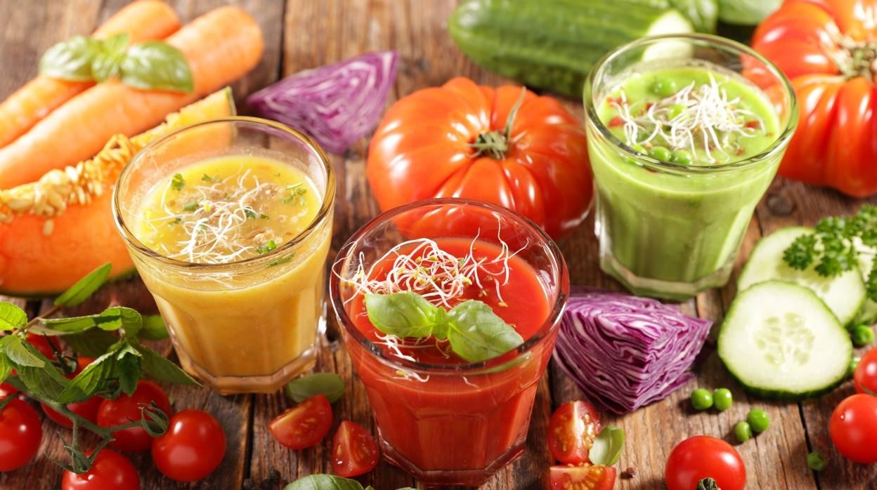 Gazpachos de colores o sopas frías de hortalizas, verduras y, en algunos csaso, sfrutas.
