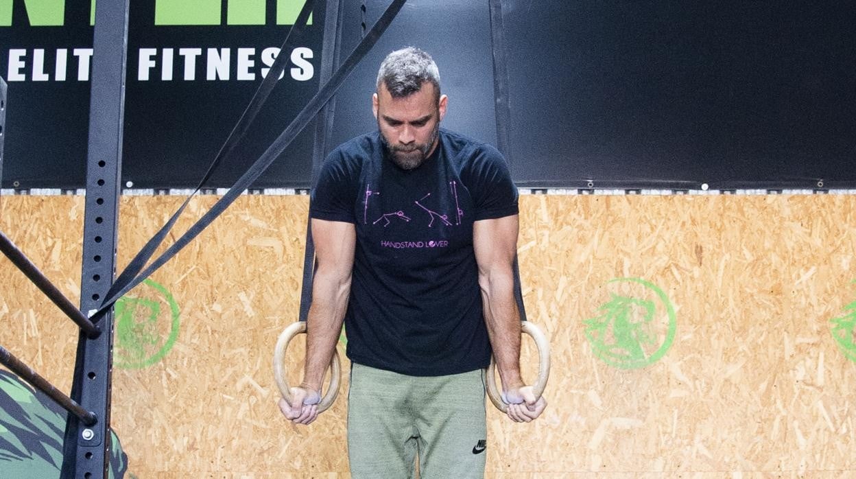 Manuel Carballo realiza un 'muscle up' en anillas en Green Horse CrossFit