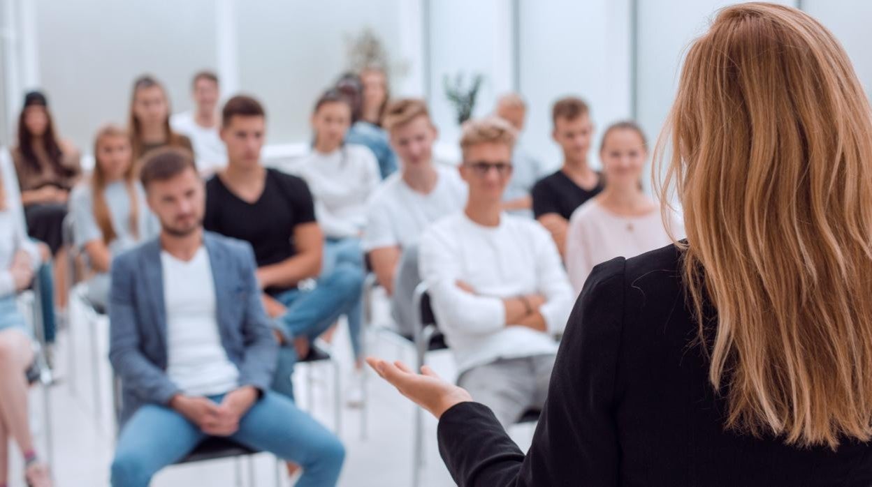 Si te cuesta hablar en público tienes que leer esto