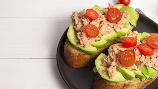 Tostada con atún, aguacate y tomate