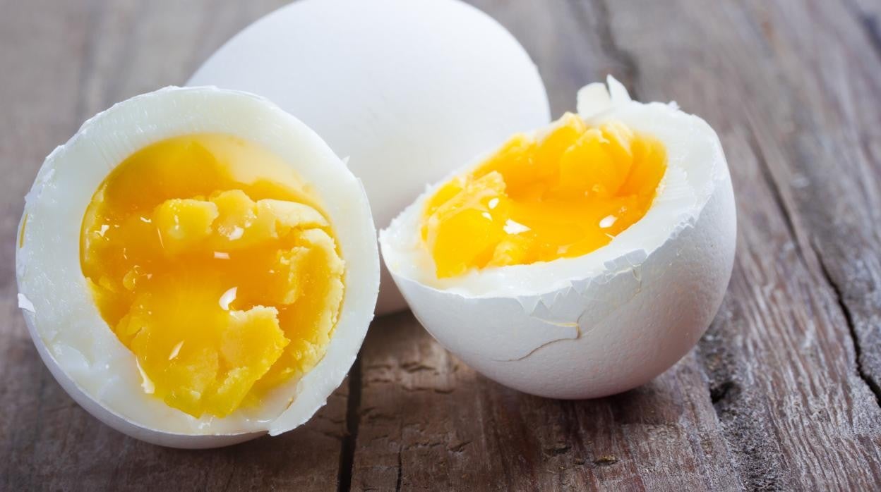 Los alimentos preparados con huevo poco cocinado deben desecharse si se mantienen más de dos horas a temperatura ambiente.