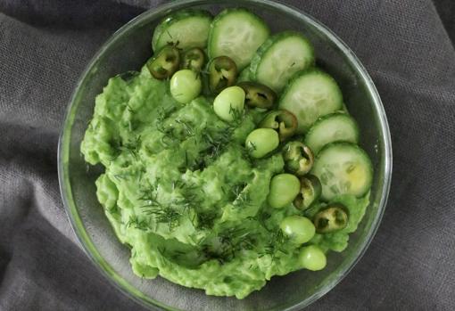 Hummus de edamame decorado.