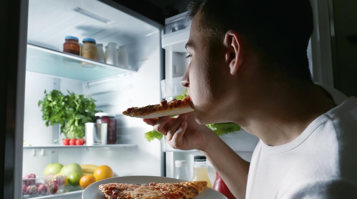 La falta de horarios regulares en las comidas favorece el hambre emocional.