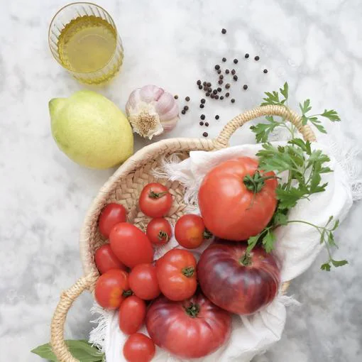Bodegón de ingredientes para preparar los tomates con la salsa tonnato.