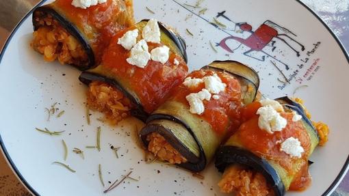 Canelones de lenteja roja y quinoa con confit de tomate.