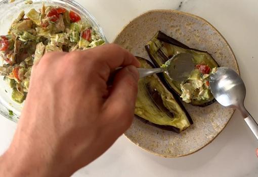 Yogur, almendra o granada: los ingredientes que no imaginas para rellenar berenjenas