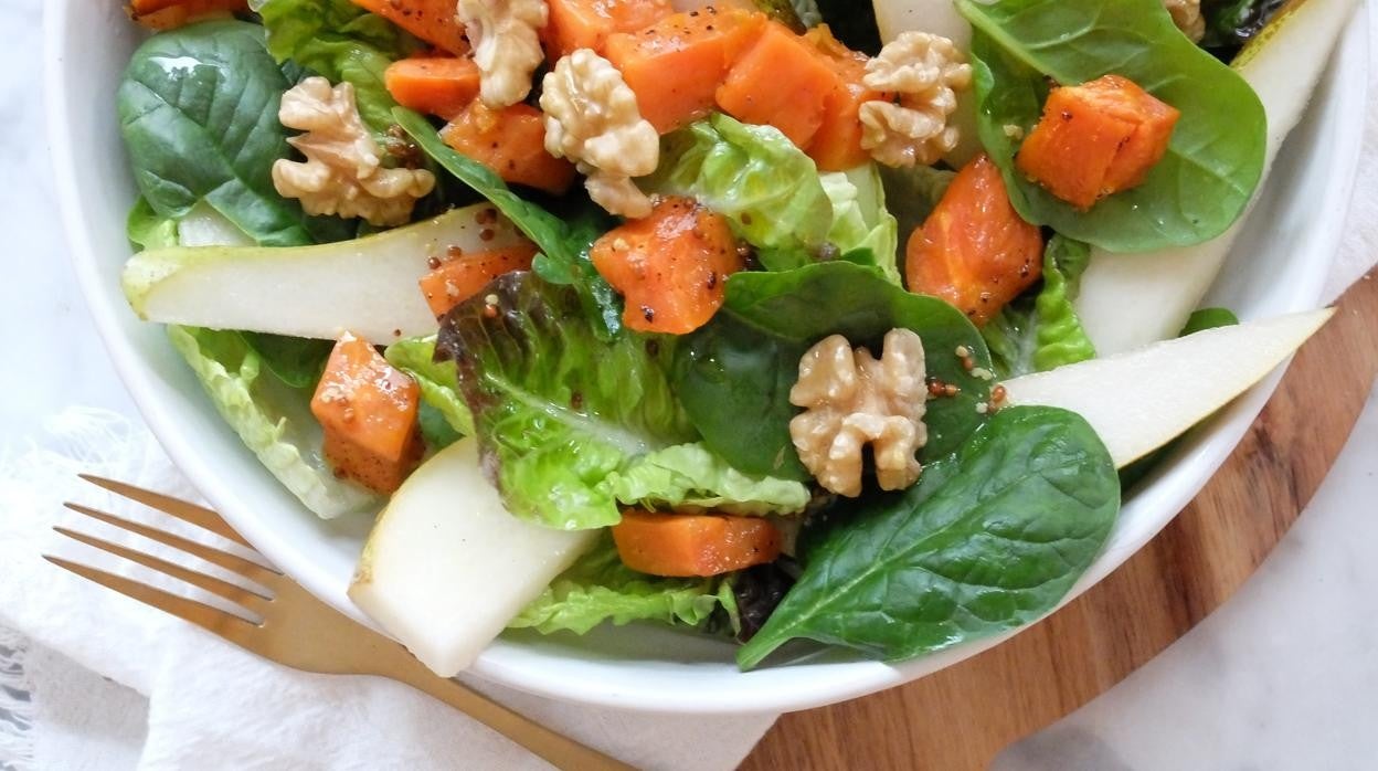 Ensalada de cogollos, pera y boniato.