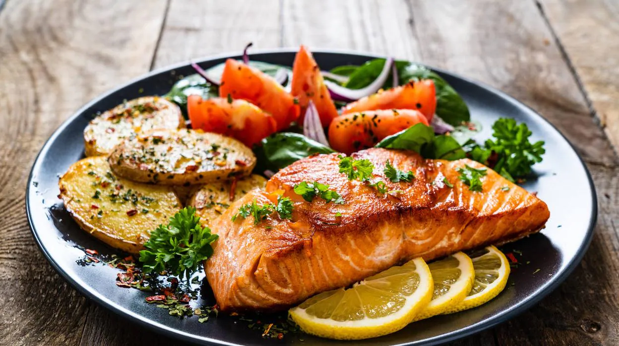 El salmón es un alimento saciante y nutritivo.