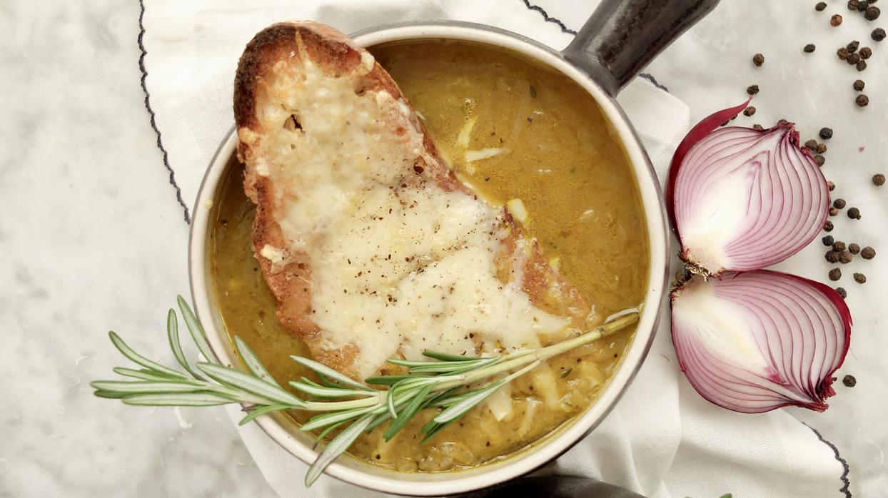 Sopa de cebolla, la receta definitiva del plato invernal perfecto.