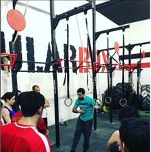 Aarón Cordero, head coach de CrossFit Singular Box explicando la correcta activación abdominal para entrenar con la máxima seguridad y control