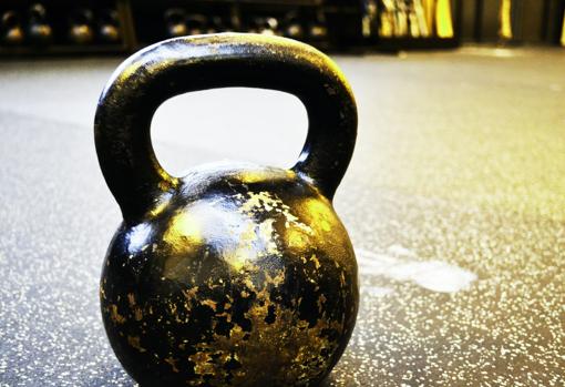 Las pesas rusas o kettlebells son una de las herramientas más versátiles que existen. Foto Unsplash