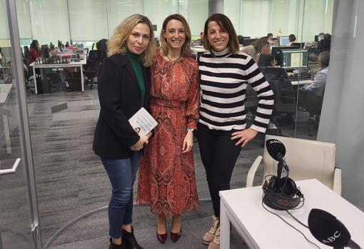 Las periodistas Laura Pintos y Raquel Alcolea, junto a Patri Psicóloga durante la grabación del podcast 'Abecedario del Bienestar'