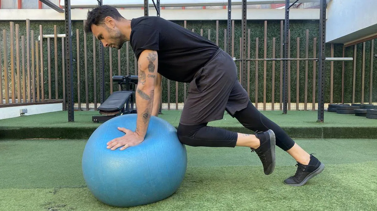 3 ejercicios de Pilates con pelota para fortalecer el core 