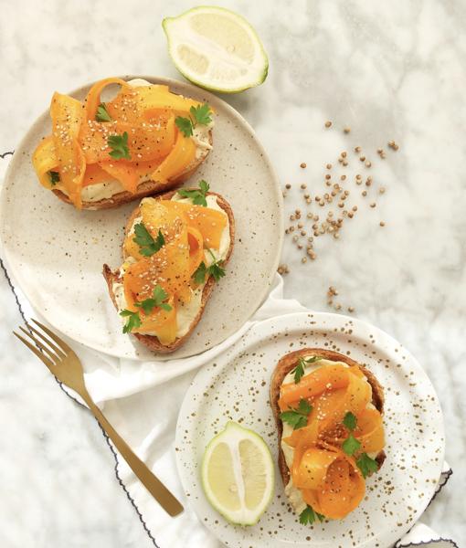 Así se sirven las tostas de zanahoria marinada con crema de anacardos.