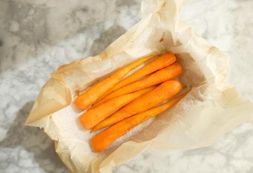 Pelar las zanahorias y asarlas.
