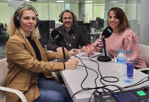 Las periodistas Laura Pintos y Raquel Alcolea, con el psicólogo Tomás Navarro durante la grabación del podcast 'Abecedario del Bienestar'.