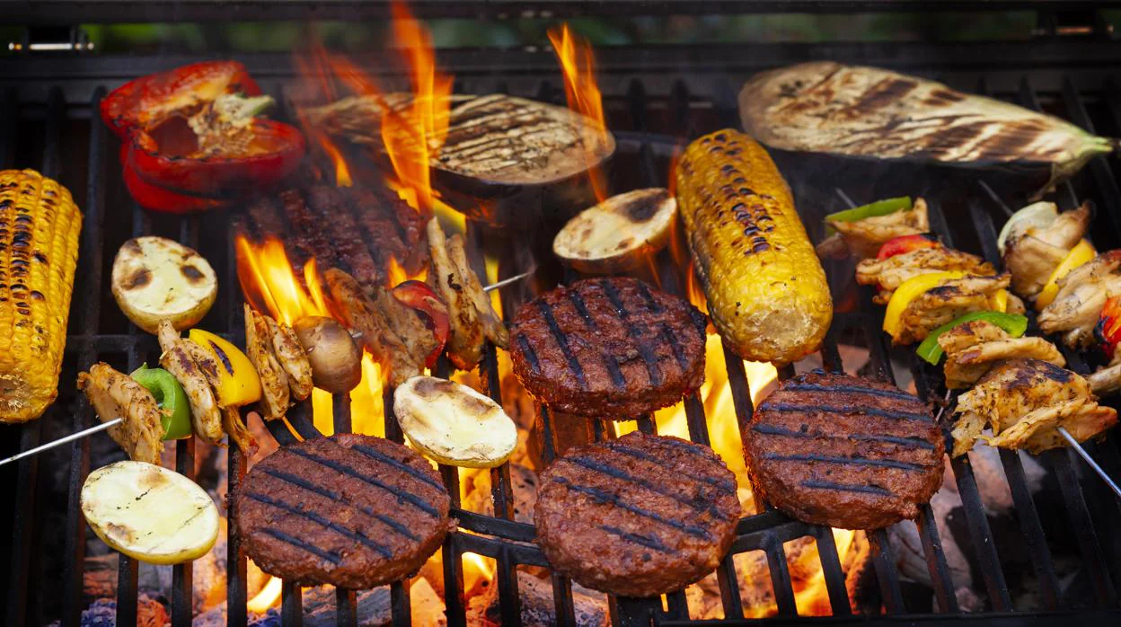 Barbacoa con vegetales, incluídas las hamburguesas plant-based.