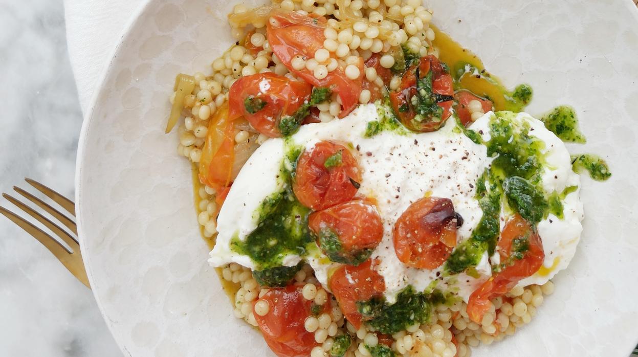 Burrata con tomates asados y sémola.