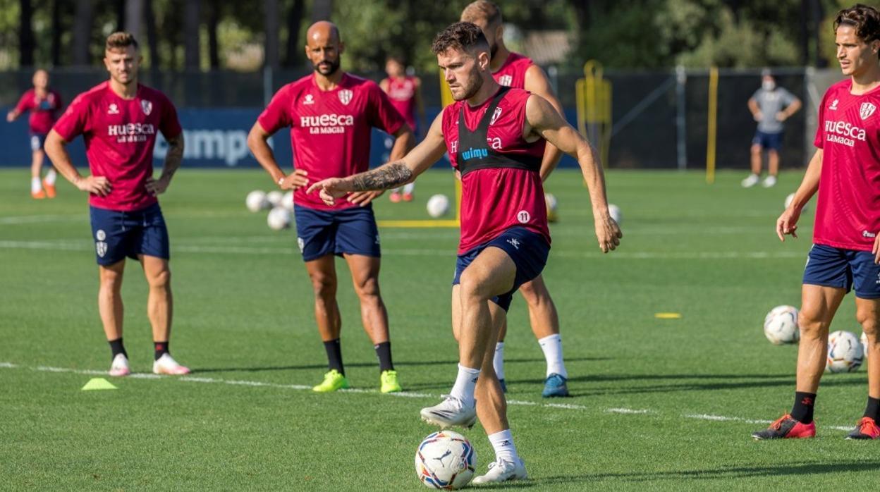 La plantilla del Huesca, entrenando