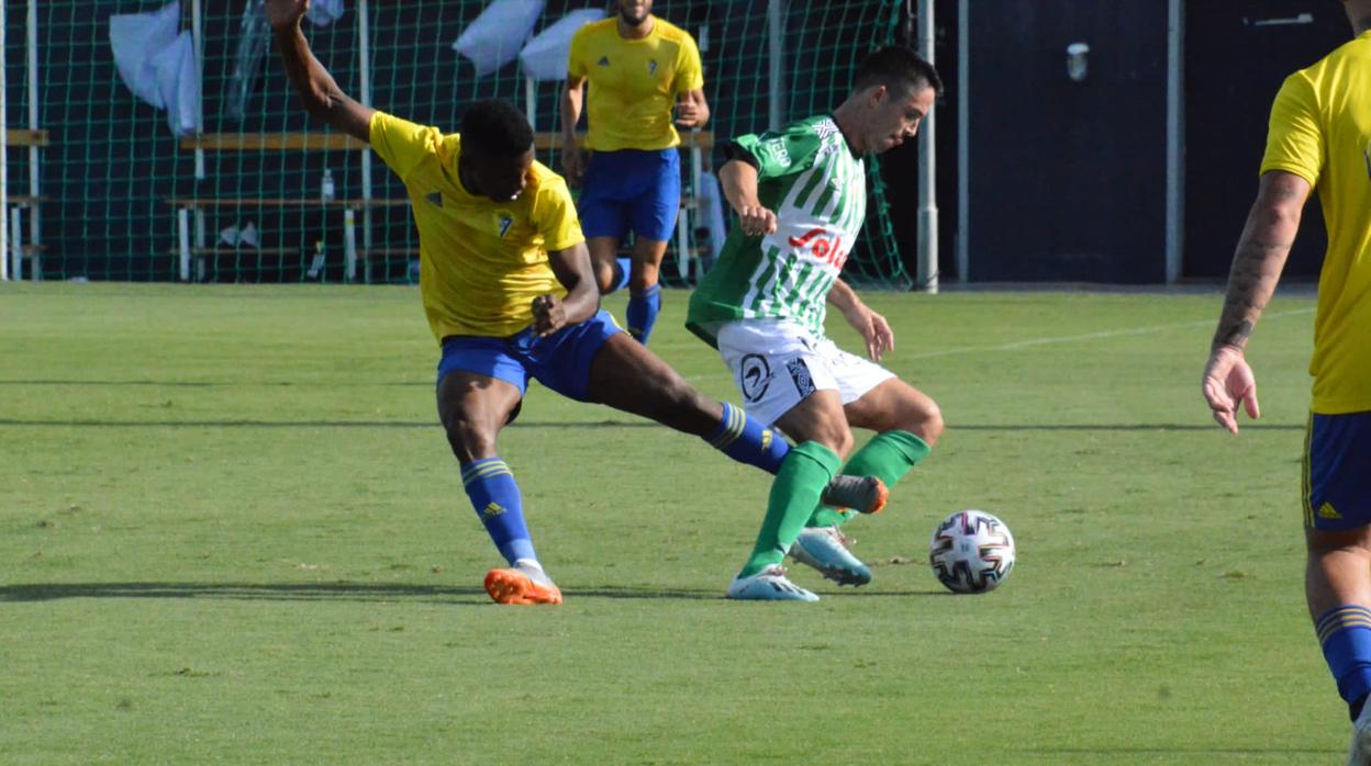 Cádiz B y Atlético Sanluqueño se vieron las caras en El Rosal.