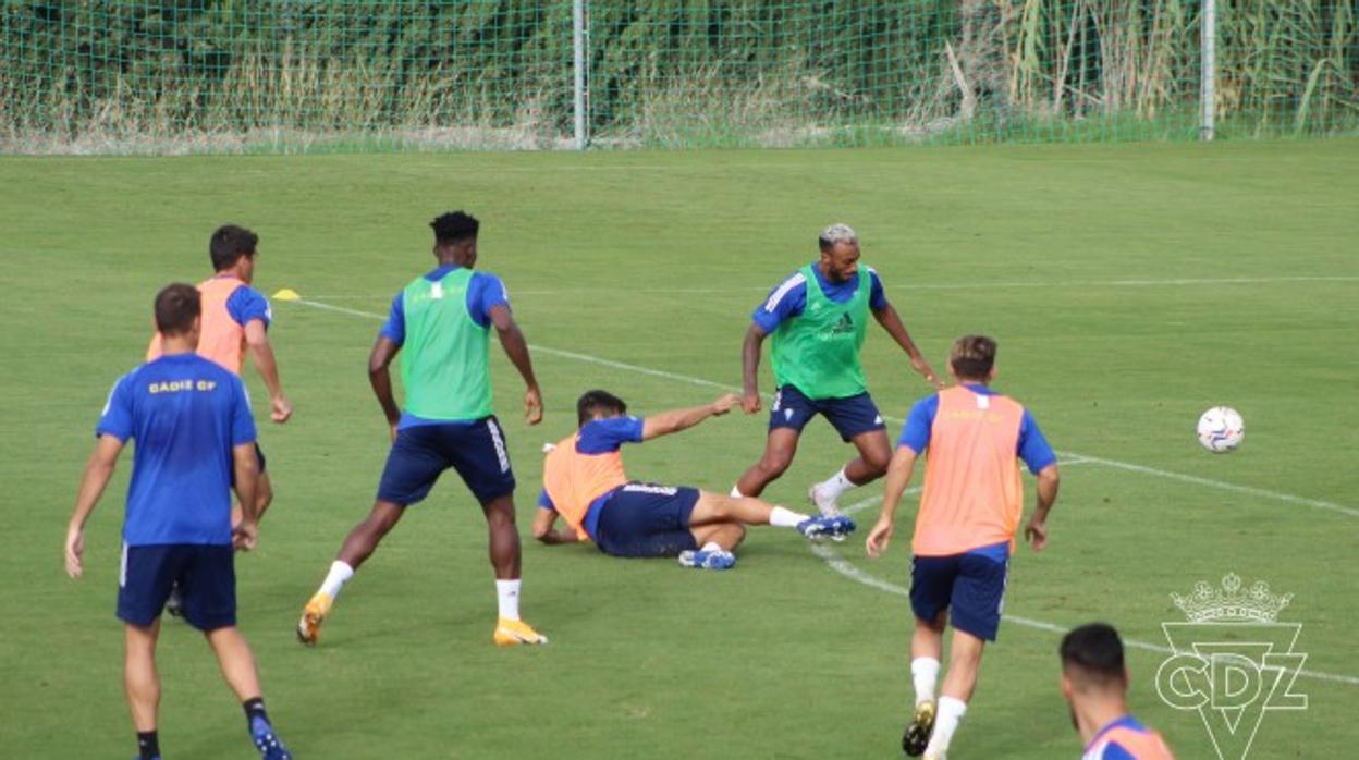 Jugadores del Cádiz CF entrenando en la Ciudad Deportiva de El Rosal