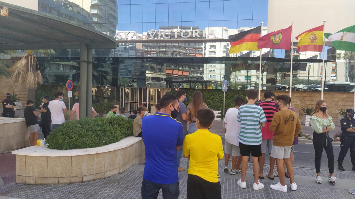 Exterior del Hotel Playa Victoria con los aficionados esperando la salida del Sevilla.