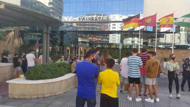 Expectación ante el hotel del Sevilla en Cádiz