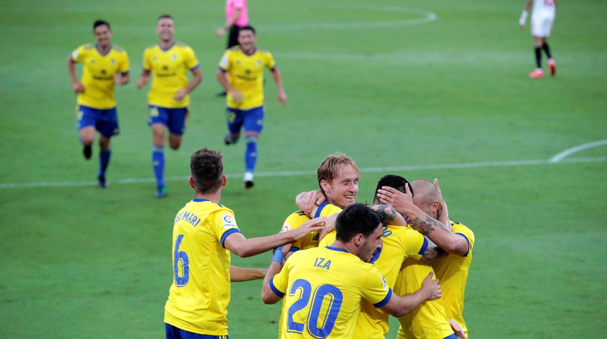 Los cadistas celebran el gol de Salvi