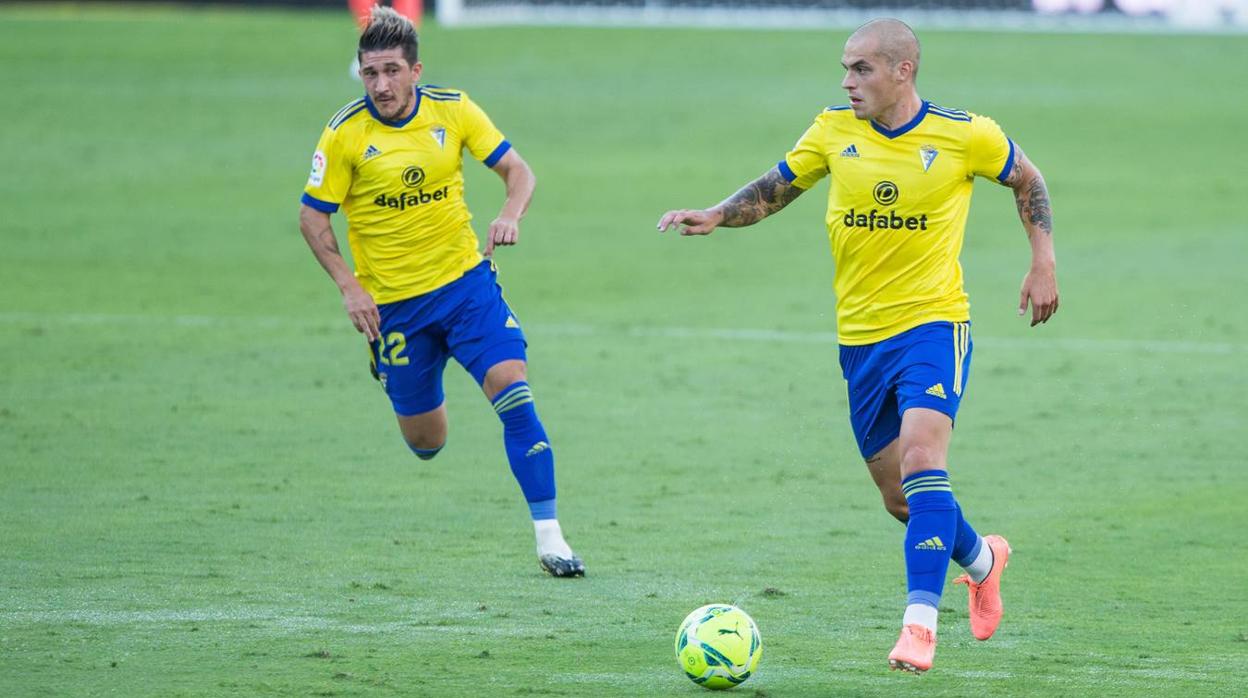 'Pacha' Espino y Pombo repetirán en el once del Cádiz CF.