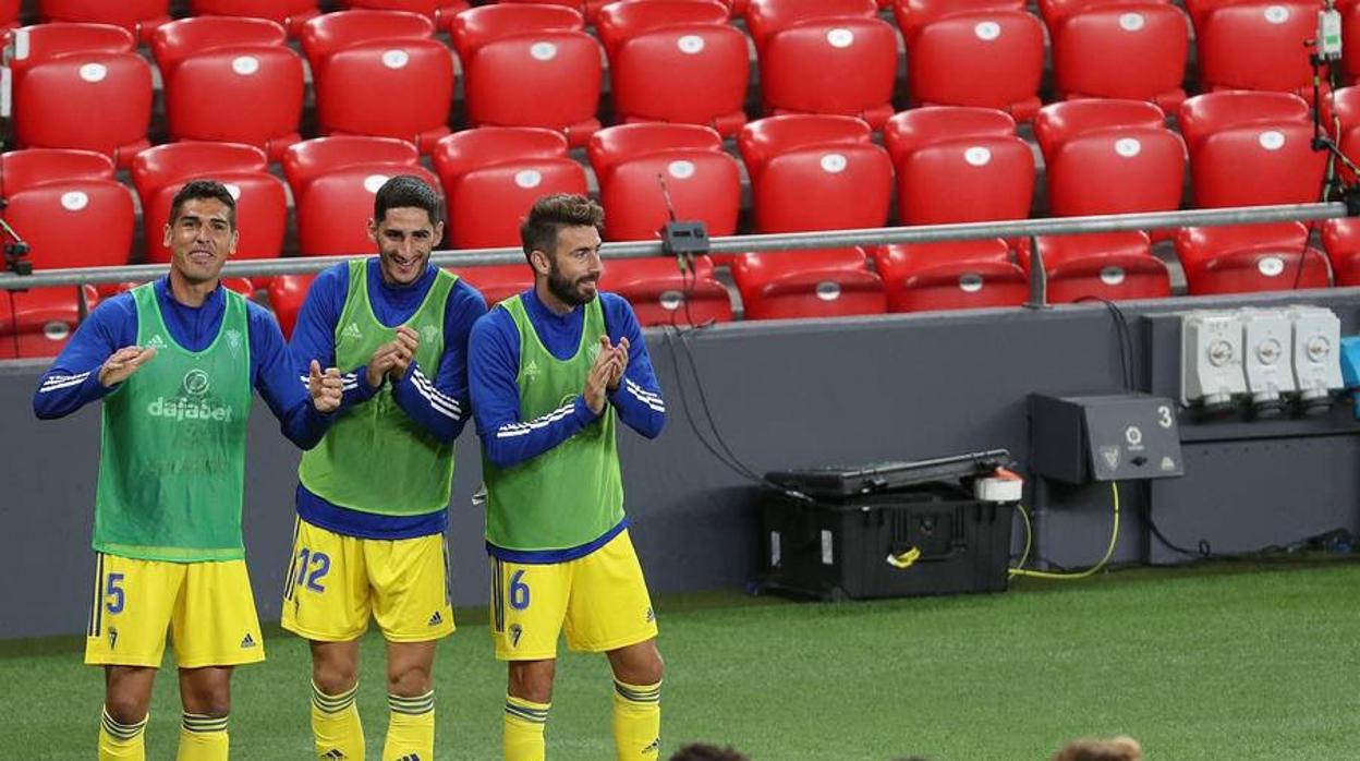 Los jugadores del Cádiz celebran el gol en Bilbao