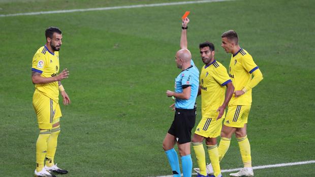 Vídeo: La polémica roja a Negredo que dejó al Cádiz CF con nueve